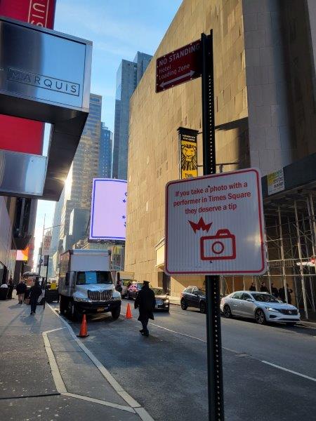 Sign to tip performers in Times Square