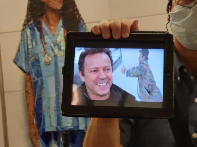 Vik Muniz in front of his self portrait at the 72nd Street Subway Station 