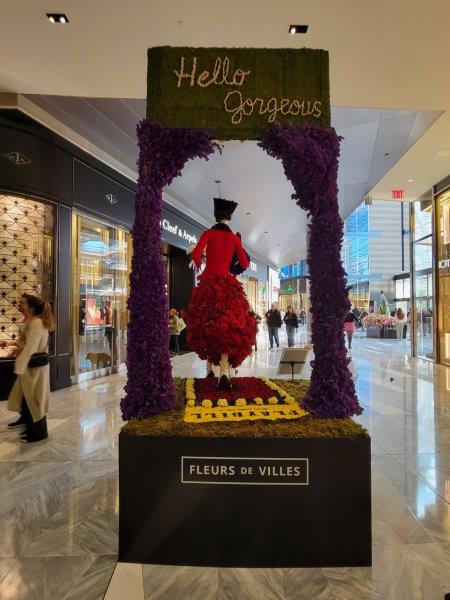 Back of the Fanny Brice floral mannequin represented in flowers and greens 