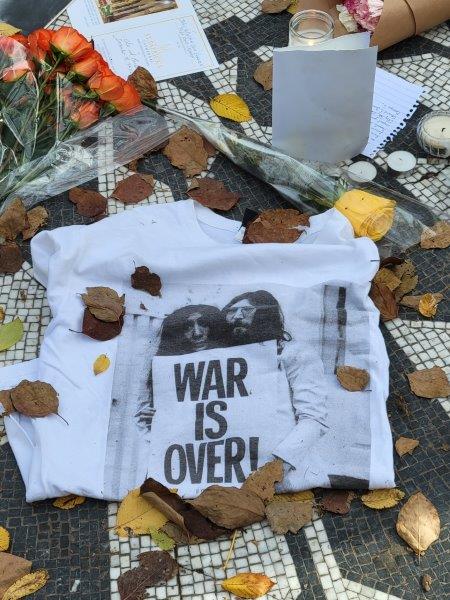 T-Shirt with the message War is over with John Lennon and Yoko Ono on it