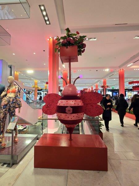 Bee floral stand with red flowers