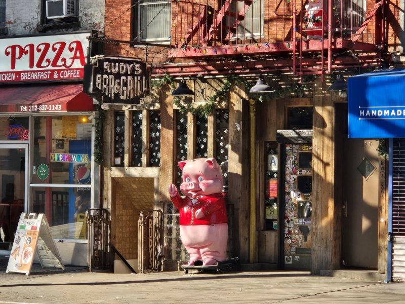 Rudy's Bar and Grill with a giant statue of a pig outside 