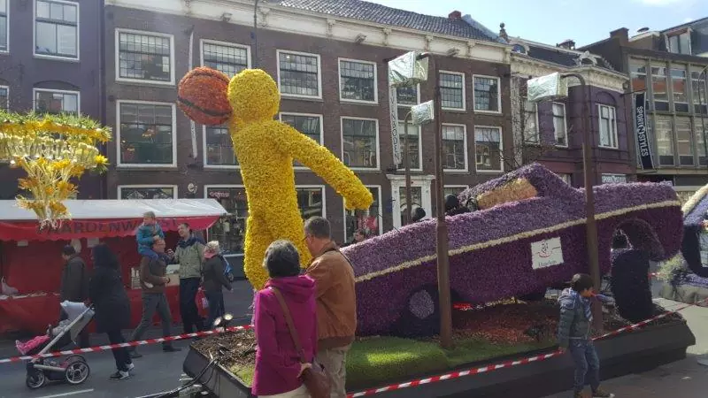 Float with basketball player made of yellow flowers